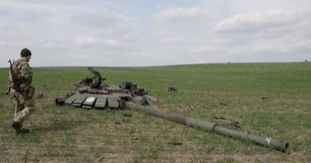Guerra Russia Ucraina, equipaggiamento militare russo distrutto a Kharkiv. I militari mostrano i carri armati di Mosca fatti a pezzi