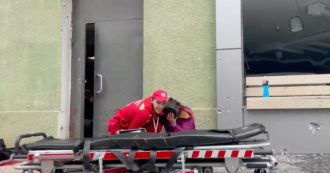 Copertina di Ucraina, bombardamenti su Kharkiv: mentre tutti corrono al riparo il volontario della croce rossa non abbandona la donna ferita (il video)