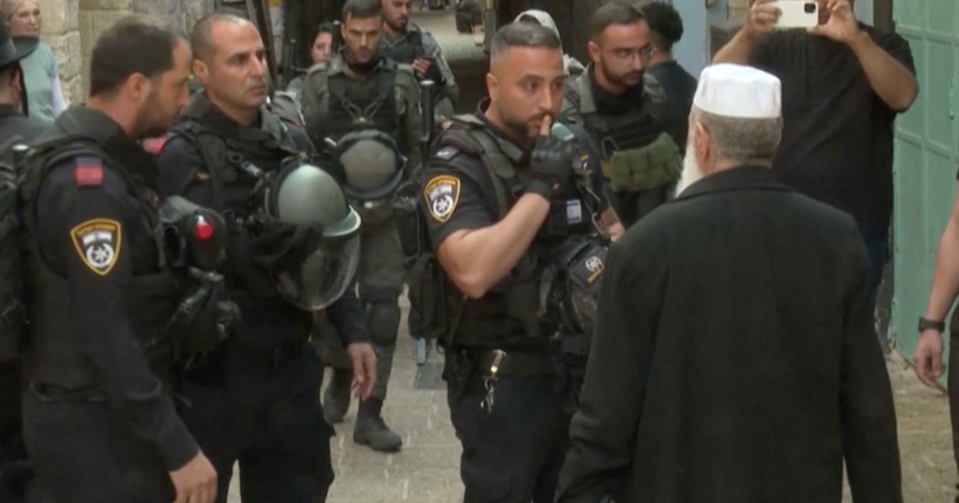 Gerusalemme, ancora tensioni tra polizia israeliana e palestinesi ad Al-Aqsa. Le forze di sicurezza nelle strade vicino alla moschea