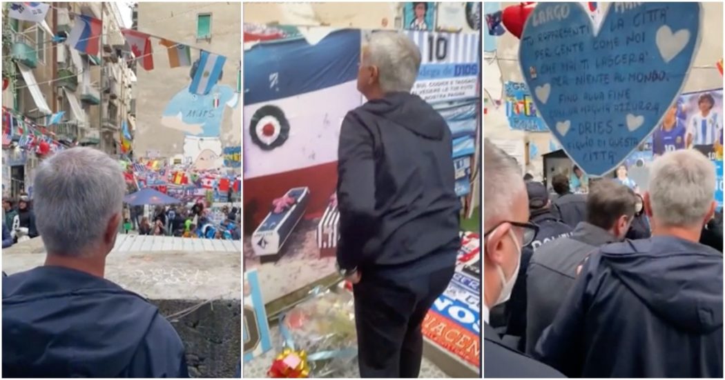 Napoli, Mourinho omaggia Maradona al murale dei quartieri spagnoli. L’allenatore ha deposto dei fiori sotto al graffito dedicato al campione