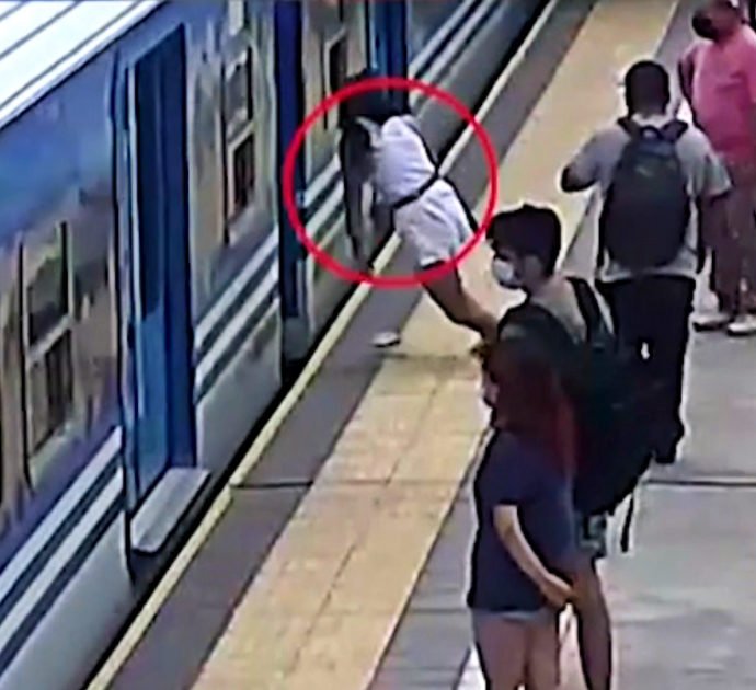 Sviene e cade sui binari mentre passa il treno: salva per miracolo – Video