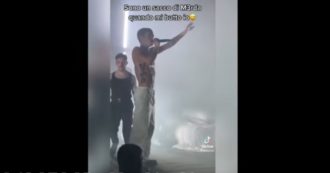 Copertina di Blanco, durante un concerto si lancia tra il pubblico ma nessuno lo prende: “Sono un sacco di me**a”