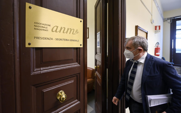 Età pensionabile dei magistrati, l’Anm critica l’innalzamento a 72 anni proposto da Nordio. Ma nel 2014 non voleva l’abbassamento a 70