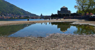 Copertina di Siccità, il lago di Como è ai minimi storici: le immagini desolanti della darsena senz’acqua – Video