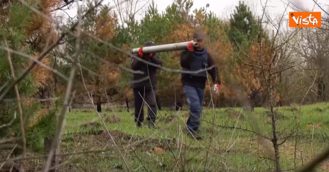 Guerra Russia Ucraina, continuano i lavori di sminamento nella regione di Chernihiv (video)