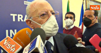 Copertina di Covid, De Luca: “Manteniamo la mascherina in Campania al di là delle decisioni del governo, non ci possiamo rilassare”