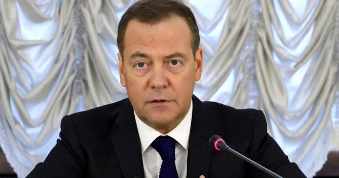 Ucraina, Medvedev minaccia l’Occidente e l’Ue: “Sono dei bastardi, li odio, vogliono la nostra morte. Farò di tutto per farli sparire”