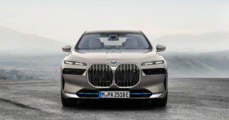 Copertina di BMW, un 2022 da primato tra i marchi premium. Anche per vendite di elettriche