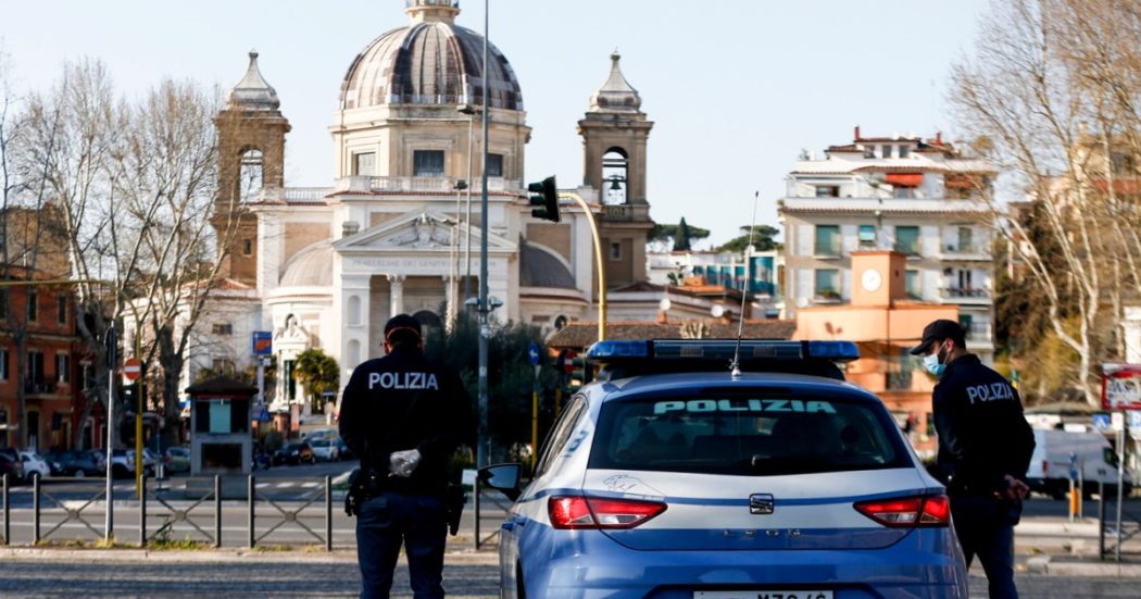 Roma, arrestato 57enne per lesioni e maltrattamenti: prendeva il padre “a padellate” e lo aggrediva con acqua bollente