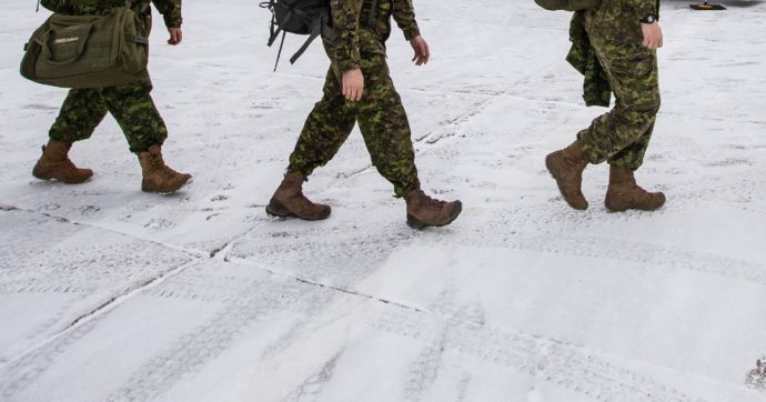 Guerra Russia-Ucraina, la Finlandia investe oltre 2 miliardi per potenziare la Difesa. Leva obbligatoria e riservisti: l’esercito di Helsinki