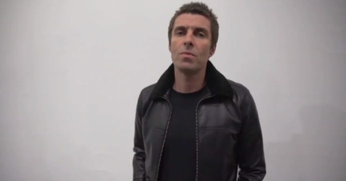 Liam Gallagher fa una recensione perfetta di sé: “Negli Oasis mi andava bene fare solo la rock star. Mai preso gusto nello scrivere”