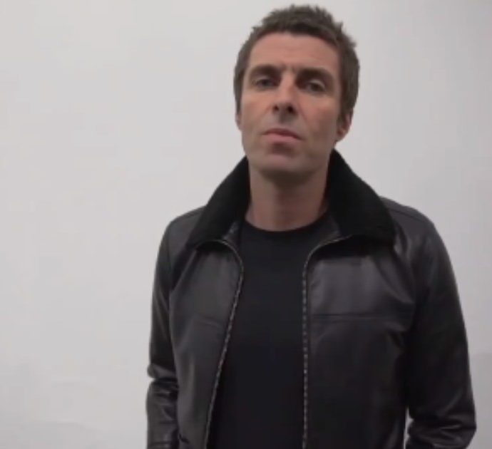 Liam Gallagher fa una recensione perfetta di sé: “Negli Oasis mi andava bene fare solo la rock star. Mai preso gusto nello scrivere”