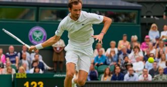 Copertina di Wimbledon, è ufficiale: i tennisti russi e bielorussi esclusi dal torneo. L’ultimo atto del mondo dello sport contro la guerra in Ucraina