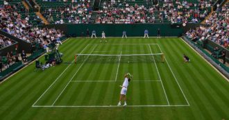 Copertina di L’Atp contro Wimbledon: “Escludere tennisti russi e bielorussi è ingiusto. Discriminazione basata sulla nazionalità viola gli accordi”