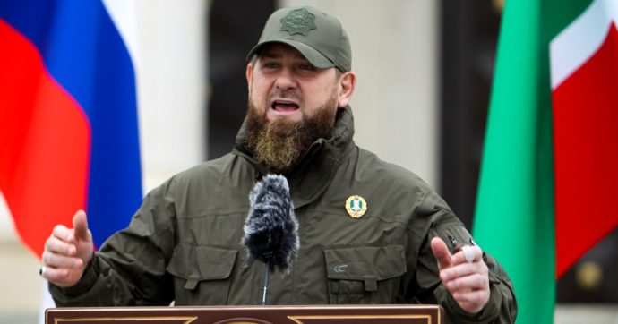 Ucraina, il leader ceceno Kadyrov “pronto a lasciare”: “Sono rimasto seduto per molto tempo”. Chi è il fedelissimo di Putin