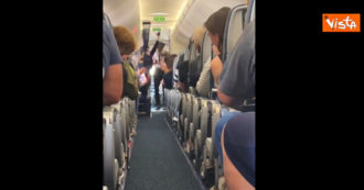 Copertina di “Possiamo viaggiare senza mascherina”: l’annuncio del pilota Usa viene accolto dall’applauso dei passeggeri – Video