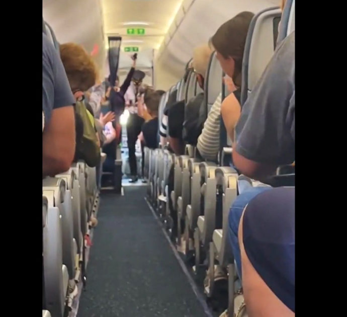 “Possiamo viaggiare senza mascherina”: l’annuncio del pilota Usa viene accolto dall’applauso dei passeggeri – Video