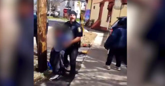 Copertina di Usa, bambino afroamericano caricato con la forza dalla polizia sulla volante: aveva rubato un pacchetto di patatine. E il video diventa un caso