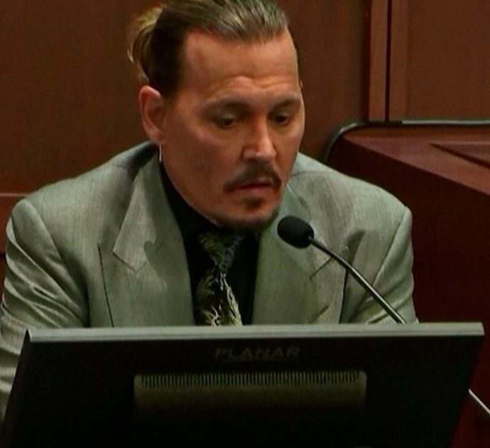 Johnny Depp al processo contro l’ex moglie Amber Heard: “La Disney ha cercato di tagliare i legami con me”