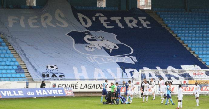 Ha lanciato palline di carta in campo: bambino di 6 anni squalificato. La Lega Calcio: “Le regole valgono per tutti”