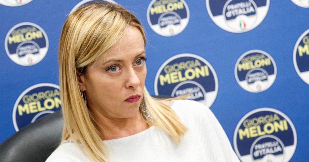 Meloni, a che punto è l’addomesticamento? Dai ‘pugni sul tavolo’ in Ue al viaggio a Washington