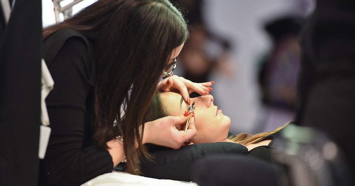 Reddito di cittadinanza, 4 euro l’ora per un impiego full time da estetista: l’offerta (sotto i minimi di legge) sul portale della Regione Sicilia. E martedì tornano in piazza i navigator