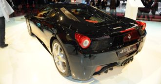 Copertina di La Ferrari richiama oltre 2200 auto in tutto il mondo: “Problema al tappo del serbatoio del liquido dei freni”