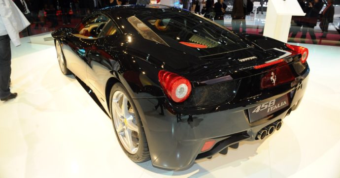 La Ferrari richiama oltre 2200 auto in tutto il mondo: “Problema al tappo del serbatoio del liquido dei freni”