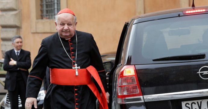 Abusi nella Chiesa, il Vaticano archivia le accuse di copertura nei confronti del cardinale Dziwisz: “Agì correttamente”