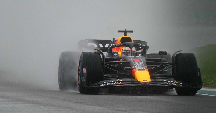 F1 Gp Imola, le qualifiche: Verstappen in pole tra pioggia e bandiere rosse. Sabato la sfida a Leclerc nella Sprint Race