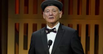 Copertina di Bill Murray “faceva il cascamorto con le donne sul set”: ecco il motivo dello stop alle riprese del suo nuovo film
