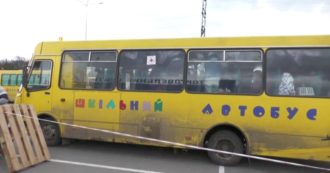 Copertina di Guerra Russia-Ucraina, civili in fuga dal conflitto a Mariupol: l’evacuazione a bordo di scuolabus – Video