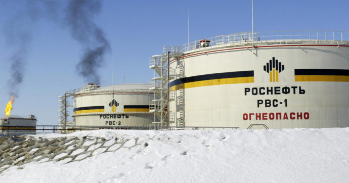 Le sanzioni iniziano a mordere, i satelliti rilevano un calo della produzione di petrolio russo. Persi 100 milioni di dollari al giorno