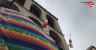 Guerra Russia-Ucraina, gli attivisti di Milano srotolano un’enorme bandiera della pace in Piazza Duomo: “Scendiamo in piazza il 25 aprile”