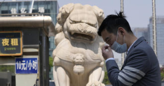 Copertina di Shanghai, crolla la produzione industriale dell’area sottoposta a un durissimo lockdown. Centinaia le navi in attesa davanti al porto