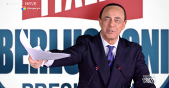 Copertina di Crozza-Berlusconi torna a parlare dal palco di Forza Italia ed è in splendida forma: “Da quando ho sposato la mia caposala mi sento benissimo”