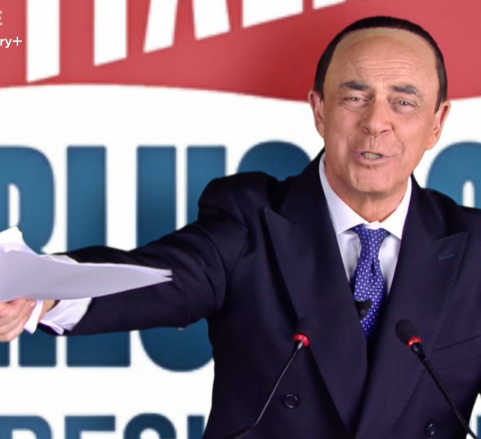 Crozza-Berlusconi torna a parlare dal palco di Forza Italia ed è in splendida forma: “Da quando ho sposato la mia caposala mi sento benissimo”