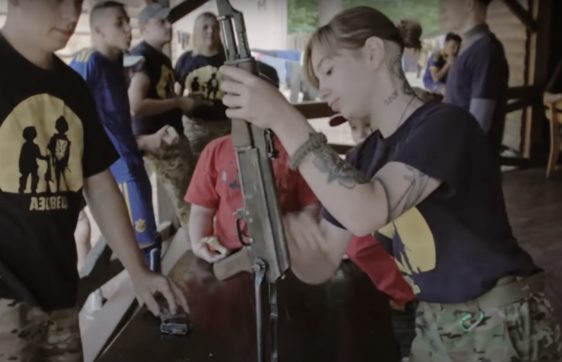 Guerra Ucraina | Fucili, disciplina e onore. Nel 2017 il Guardian mostra i “campi estivi” dove il battaglione Azov preparava i bimbi alla guerra