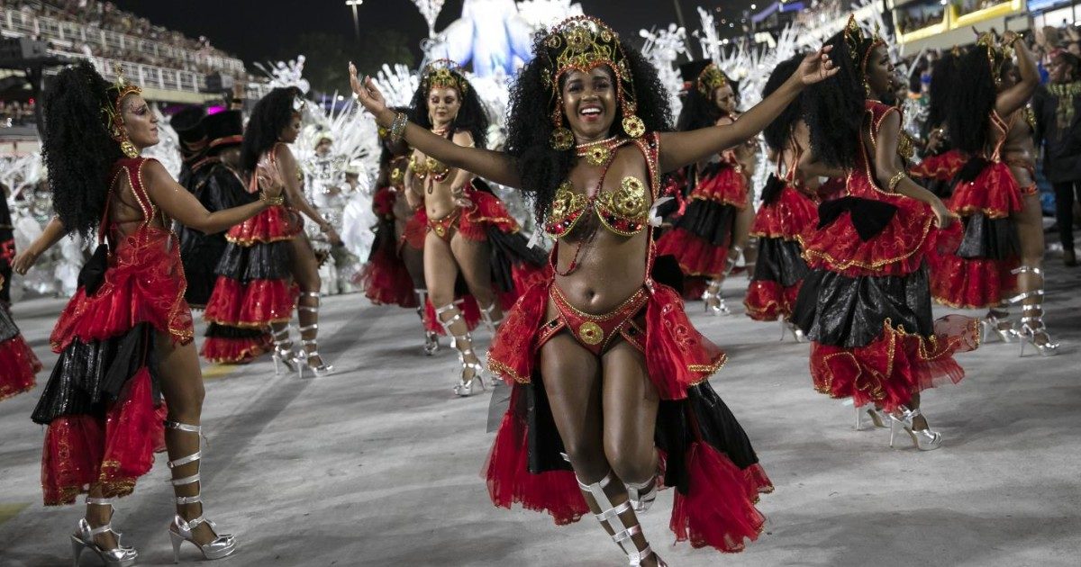 Il Carnevale di Rio torna dopo due anni di stop: in migliaia alle prime  sfilate - Video - Il Fatto Quotidiano