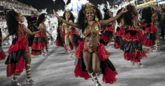Copertina di Il Carnevale di Rio torna dopo due anni di stop: in migliaia alle prime sfilate – Video