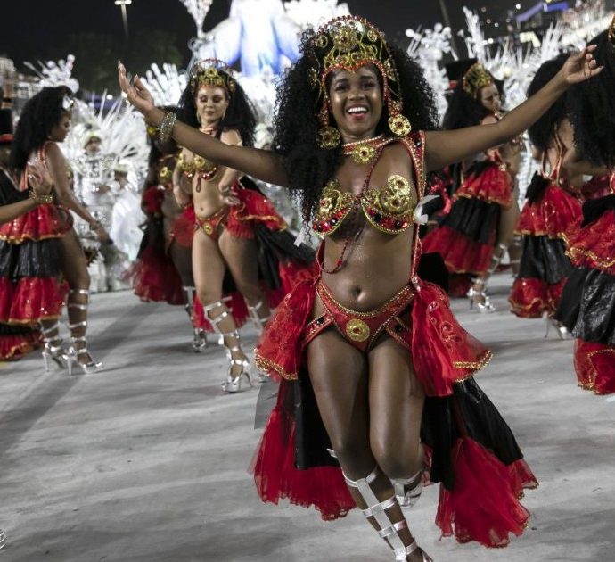 Il Carnevale di Rio torna dopo due anni di stop: in migliaia alle prime sfilate – Video