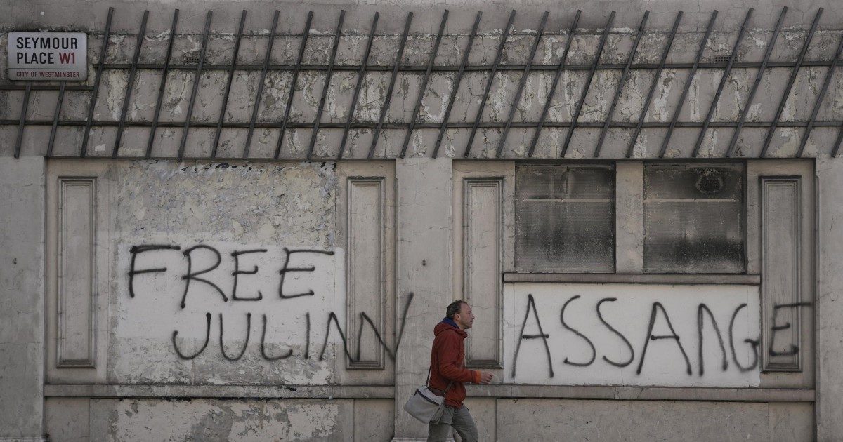 “Bloccate l’estradizione di Assange”: i parlamentari italiani scrivono alla ministra inglese. “Rischia di essere un ammonimento alla stampa”