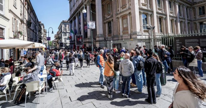 Maggio, via le mascherine ma non del tutto: restano per cinema, teatri, mezzi e concerti