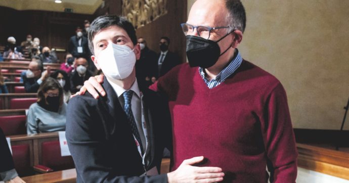 Un’ovazione contro l’invio delle armi. E Calenda se ne va dal “campo largo”