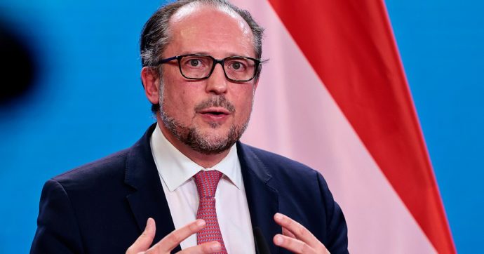 Austria, il ministro degli Esteri frena sull’adesione immediata dell’Ucraina all’Ue: “Valutare modelli diversi”
