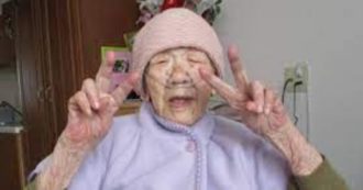 Copertina di È morta la donna più vecchia del mondo: addio a Kane Tanaka, aveva 119 anni. La soda e la cioccolata i suoi grandi piaceri