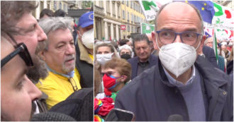 Copertina di 25 aprile, Letta e il Pd contestati a Milano da un gruppo di manifestanti: “Traditori della Resistenza”. Tensione per le bandiere della Nato