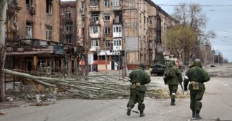 Copertina di Guerra Russia-Ucraina, la denuncia di una madre di Mariupol: “I russi mi chiedono 5mila euro in cambio della vita di mio figlio”