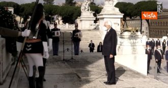 Copertina di 25 aprile, il presidente Mattarella depone la corona all’Altare della Patria per l’anniversario della Liberazione