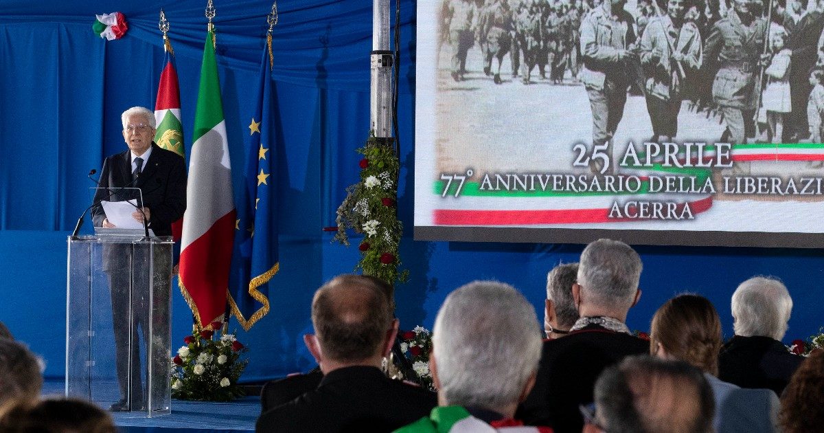 25 aprile, Mattarella: “Dopo l’invasione dell’Ucraina ho pensato a Bella ciao. Resistenza è opporsi all’invasore, con armi o senza”